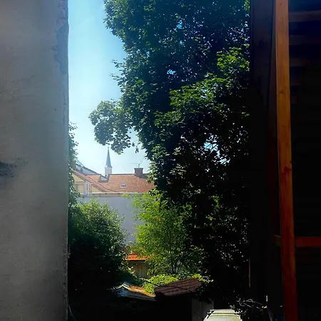 Einstein 15 5 公寓 *